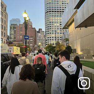 一群建筑专业的学生在波士顿散步.
